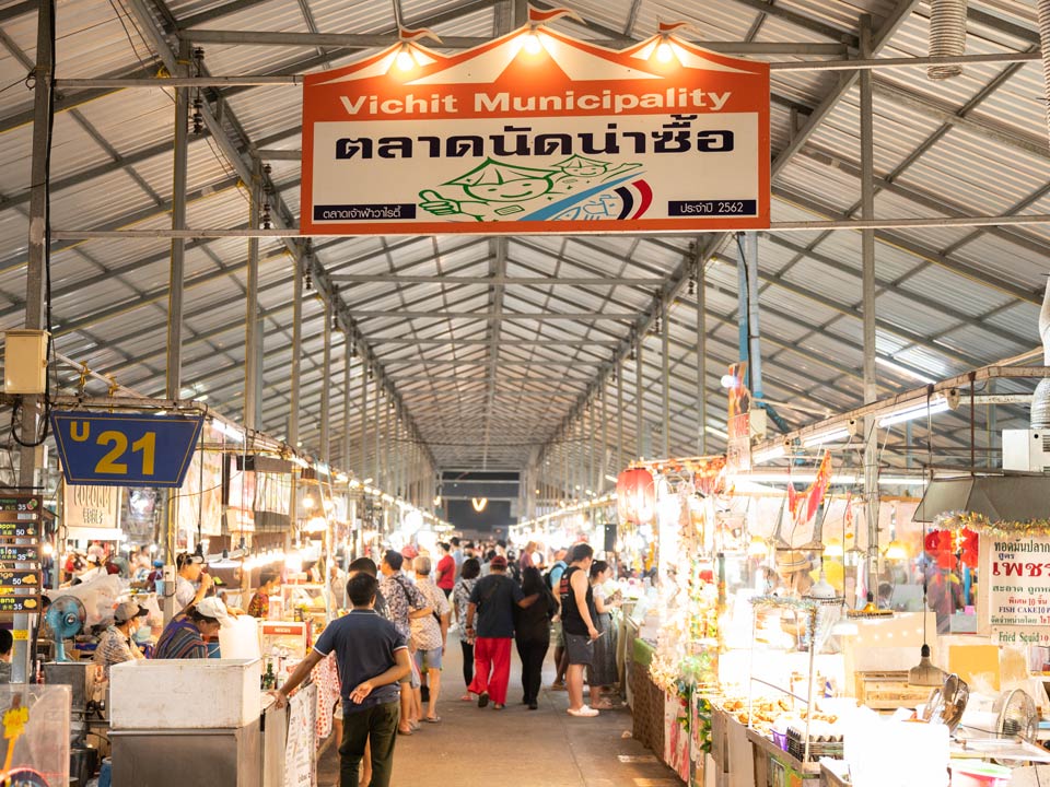Naka Weekend Market is easy to get around