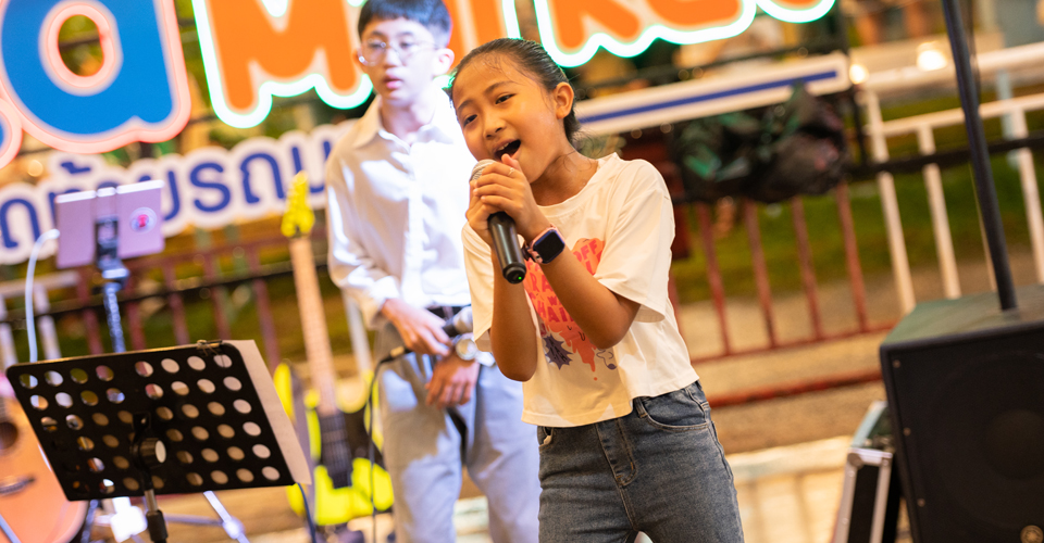 Be entertained at Naka Weekend Market - Phukets best night market