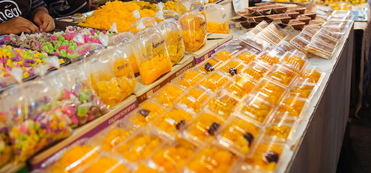 Mango and sticky rice at Naka Weekend Market